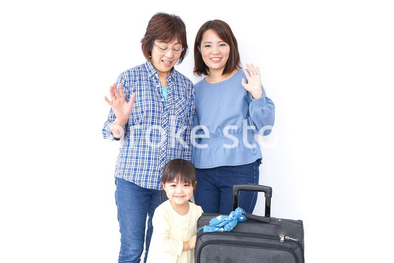 スーツケースを持つ家族