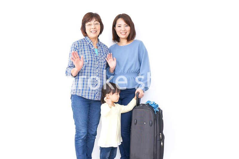 スーツケースを持つ家族