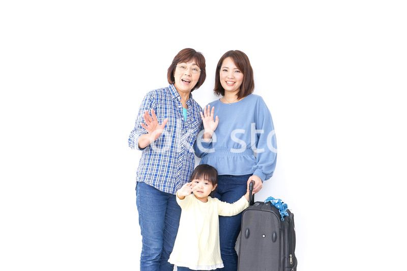 スーツケースを持つ家族