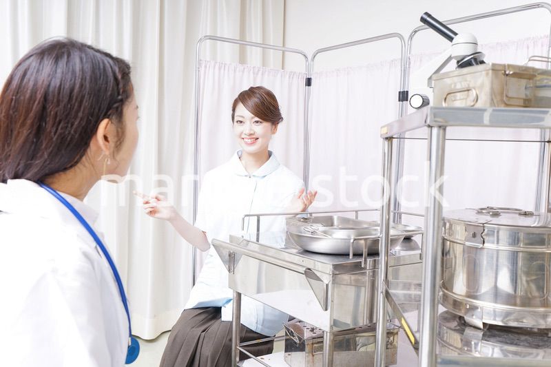 病院に勤務する医師と看護師