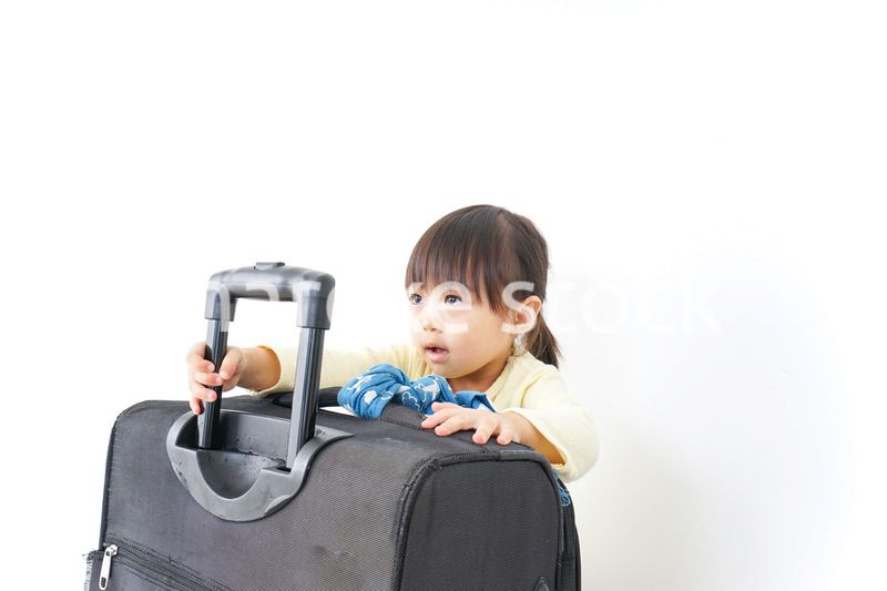 スーツケースを運ぶ子供