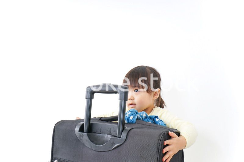 スーツケースを運ぶ子供