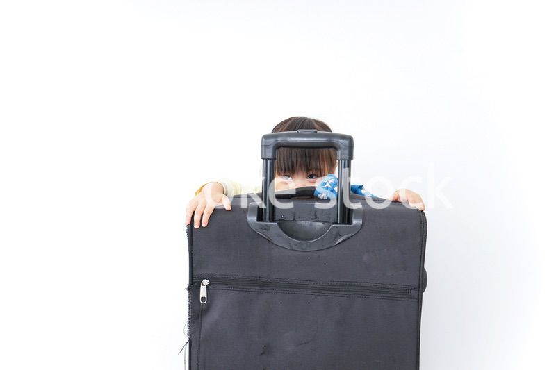 スーツケースを運ぶ子供