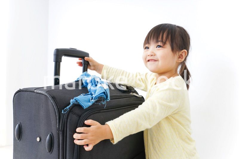 スーツケースを運ぶ子供