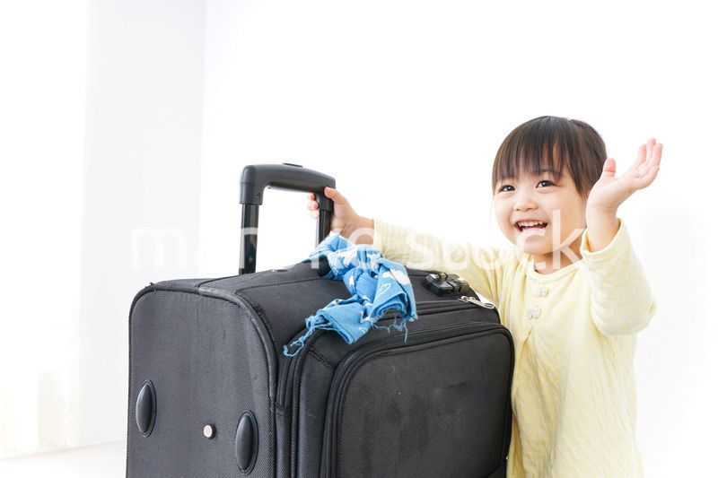スーツケースを運ぶ子供