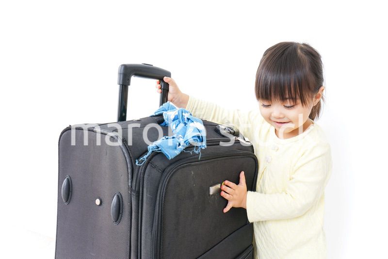 スーツケースを運ぶ子供