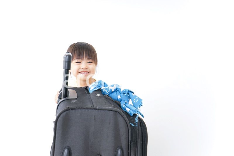 スーツケースを運ぶ子供