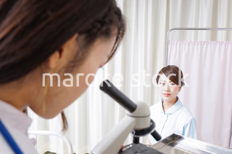 顕微鏡を見る医師と看護師
