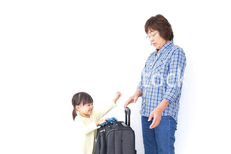 スーツケースを持つ家族