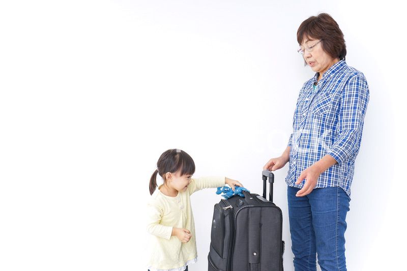 おばあちゃんと旅行をする子供