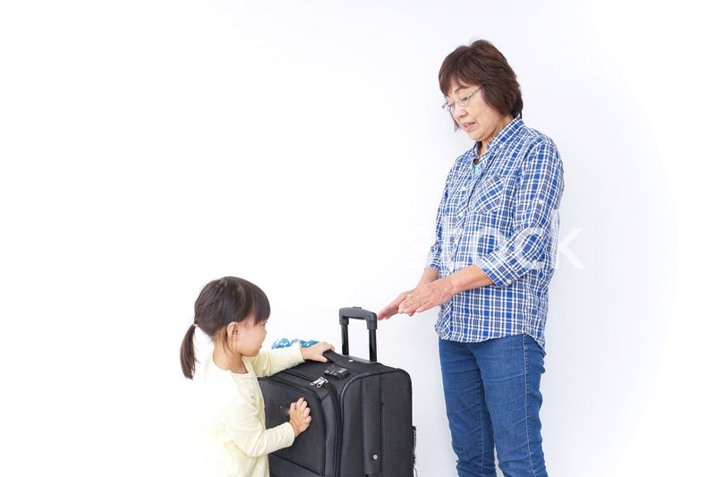 おばあちゃんと旅行をする子供