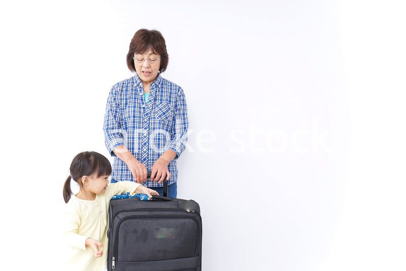 おばあちゃんと旅行をする子供