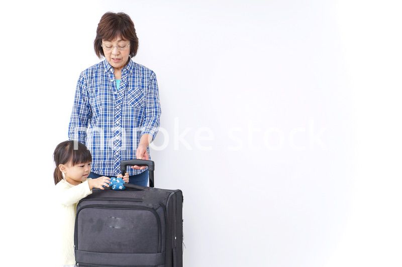 おばあちゃんと旅行をする子供