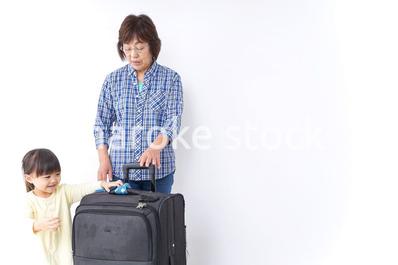 おばあちゃんと旅行をする子供