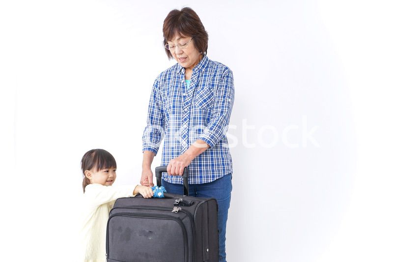 おばあちゃんと旅行をする子供