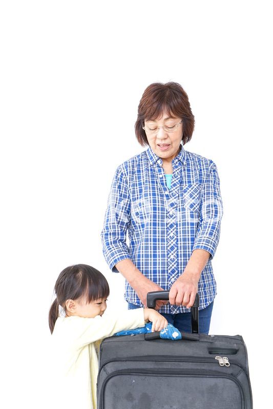 スーツケースを持つ家族