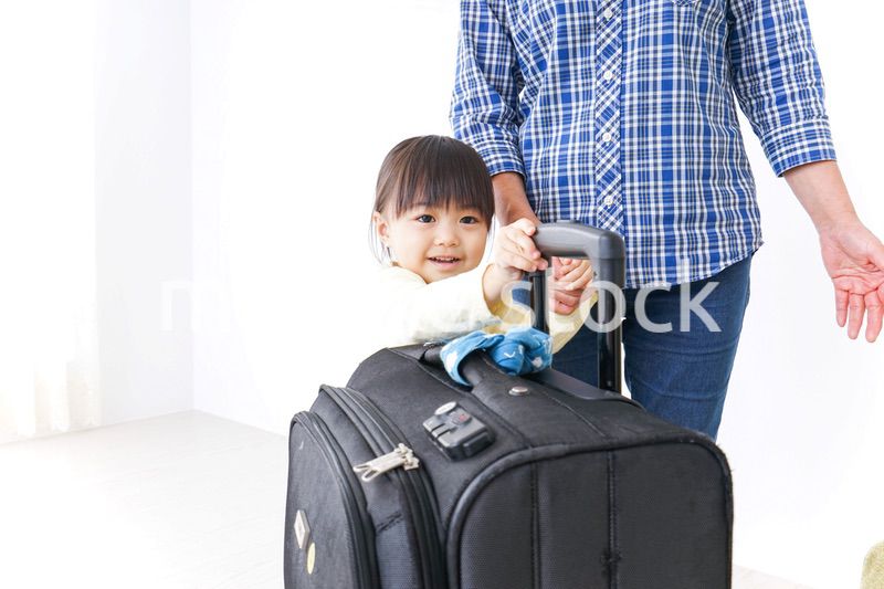 おばあちゃんと旅行をする子供