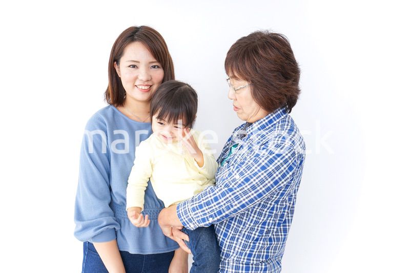 仲良しの子供と母とおばあさん