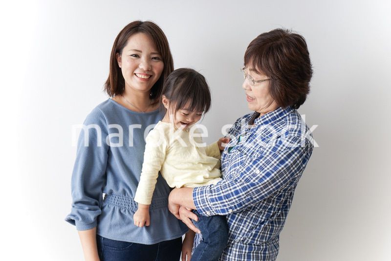 仲良しの子供と母とおばあさん