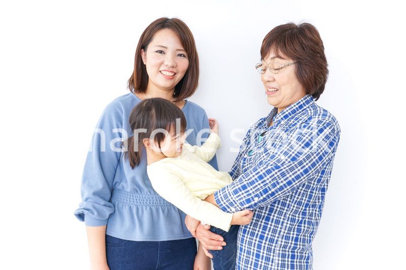 仲良しの子供と母とおばあさん