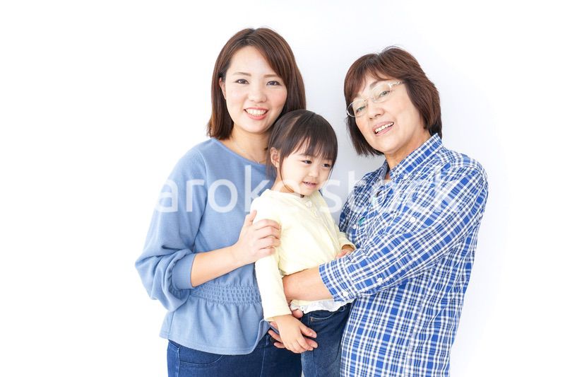 仲良しの子供と母とおばあさん
