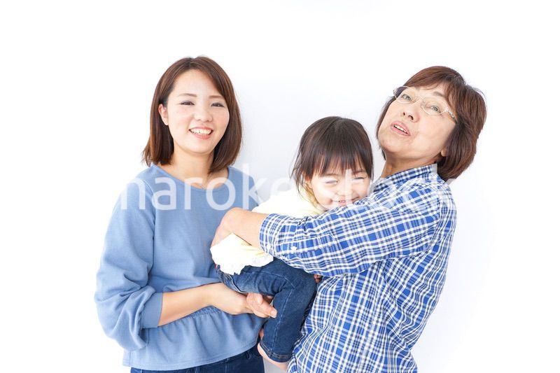 仲良しの子供と母とおばあさん