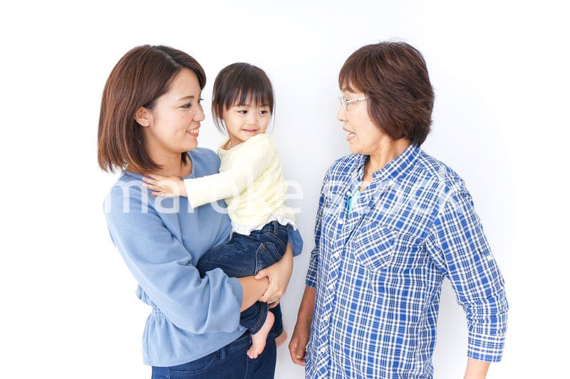 仲良しの子供と母とおばあさん