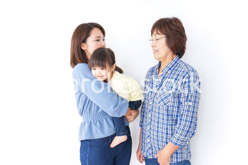 仲良しの子供と母とおばあさん