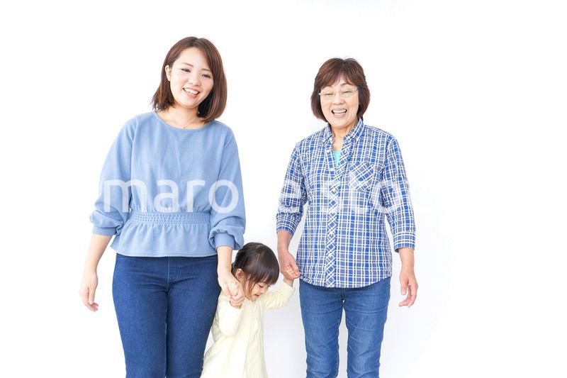仲良しの子供と母とおばあさん