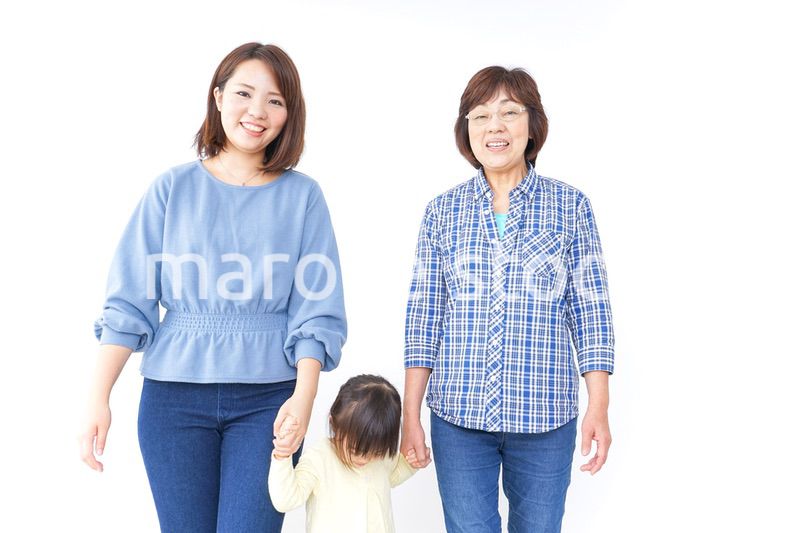 仲良しの子供と母とおばあさん