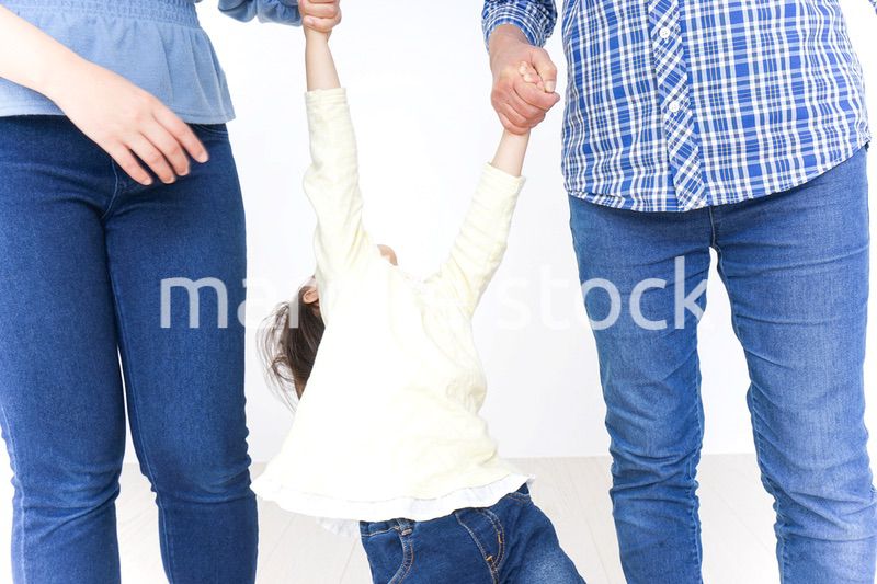 仲良しの子供と母とおばあさん