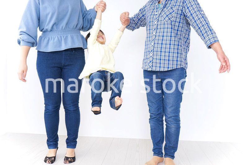 仲良しの子供と母とおばあさん