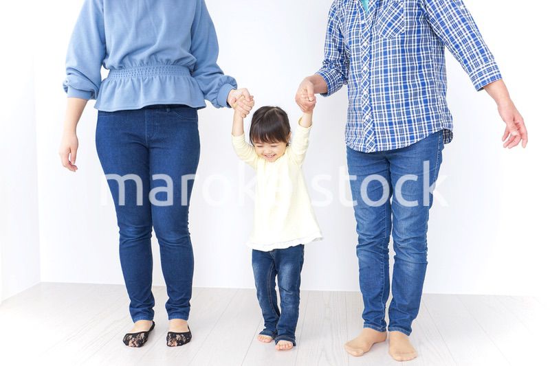 仲良しの子供と母とおばあさん