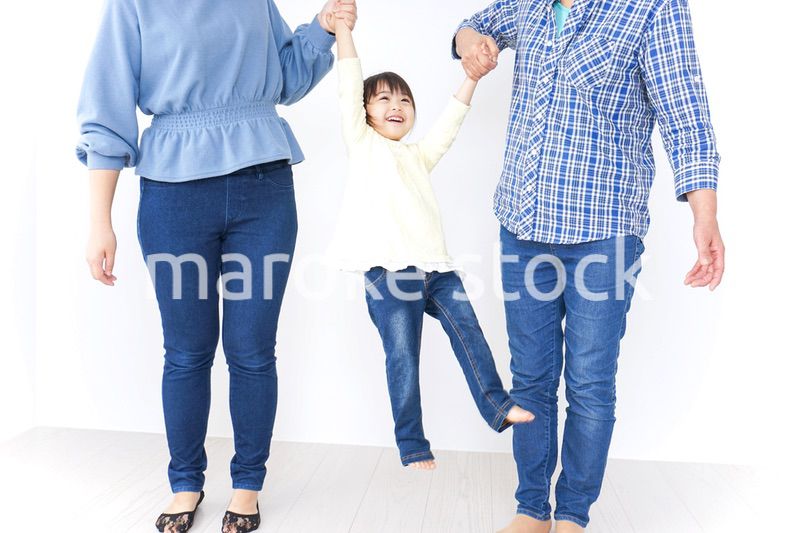 仲良しの子供と母とおばあさん