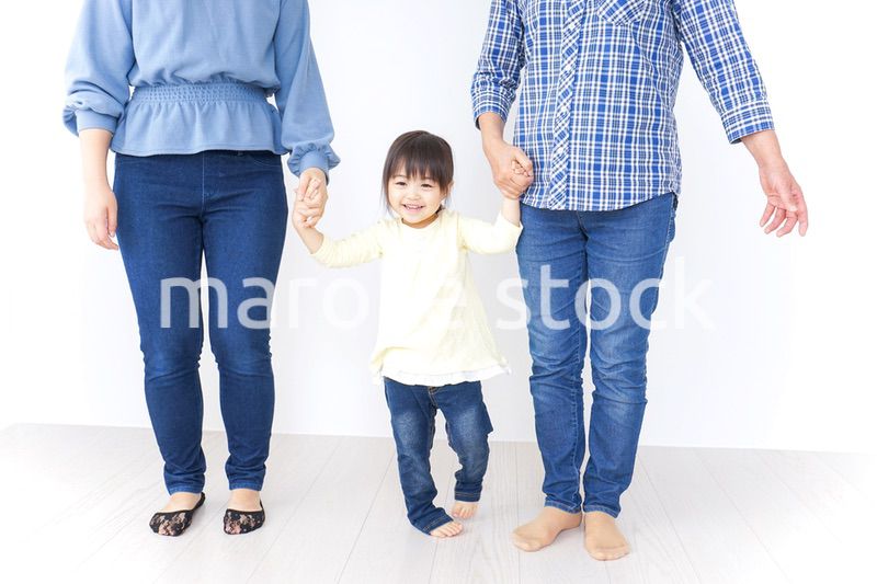 仲良しの子供と母とおばあさん