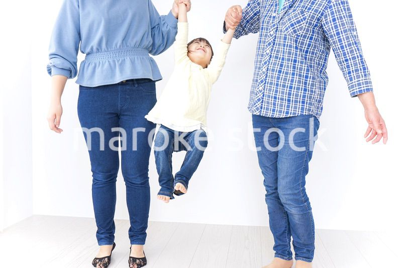 仲良しの子供と母とおばあさん