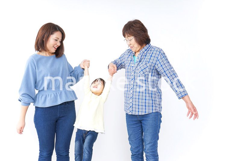 仲良しの子供と母とおばあさん