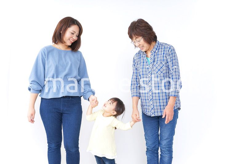 仲良しの子供と母とおばあさん