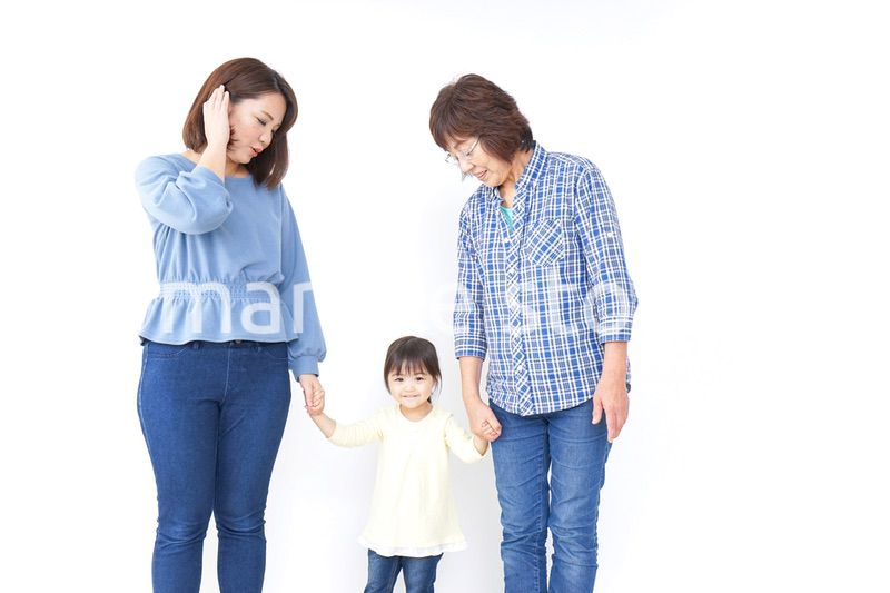 仲良しの子供と母とおばあさん