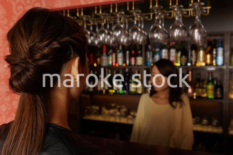 バーカウンターに座る女性