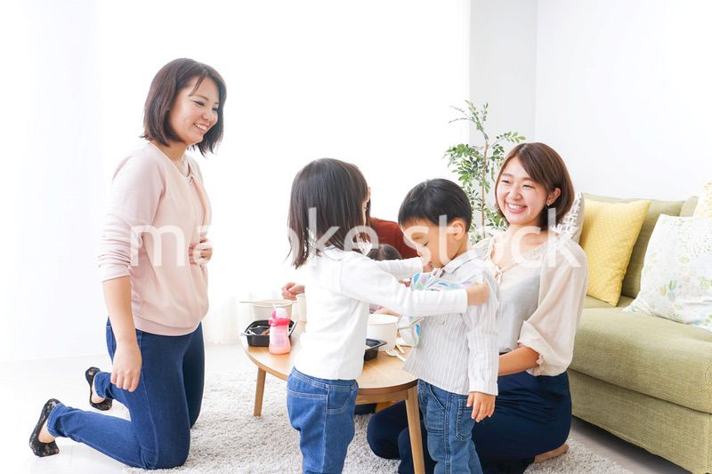 ランチパーティーをするママ友と子供