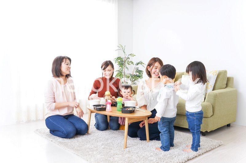 ランチパーティーをするママ友と子供