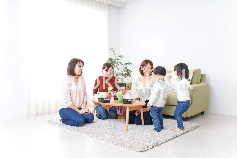 ランチパーティーをするママ友と子供