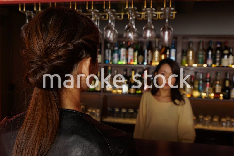 バーカウンターに座る女性