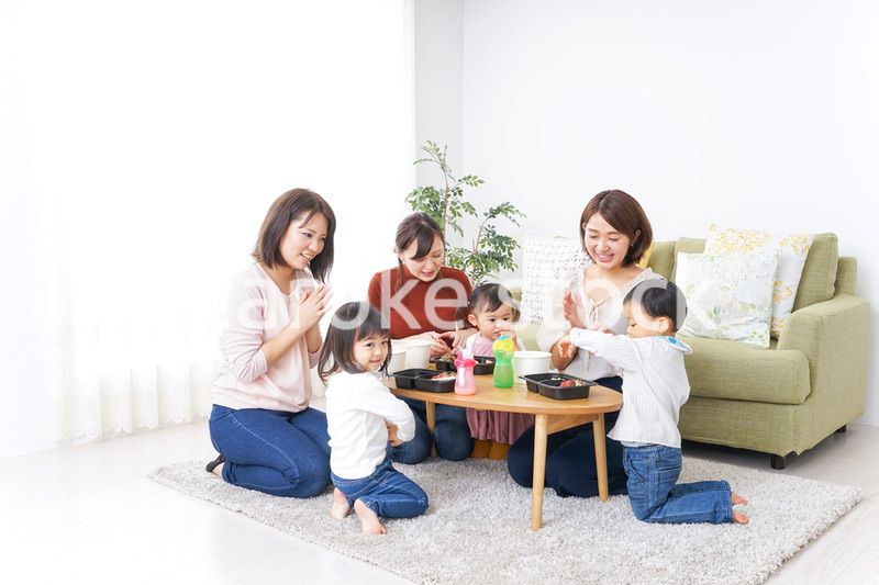 ランチパーティーをするママ友と子供