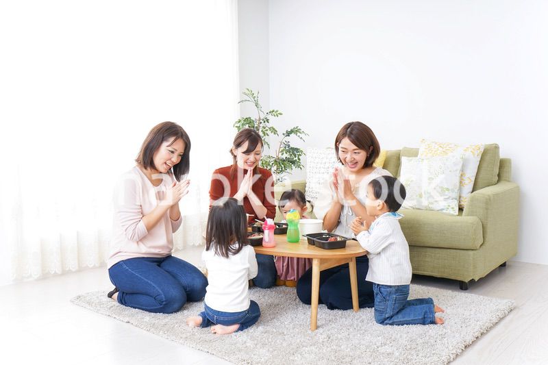 ランチパーティーをするママ友と子供