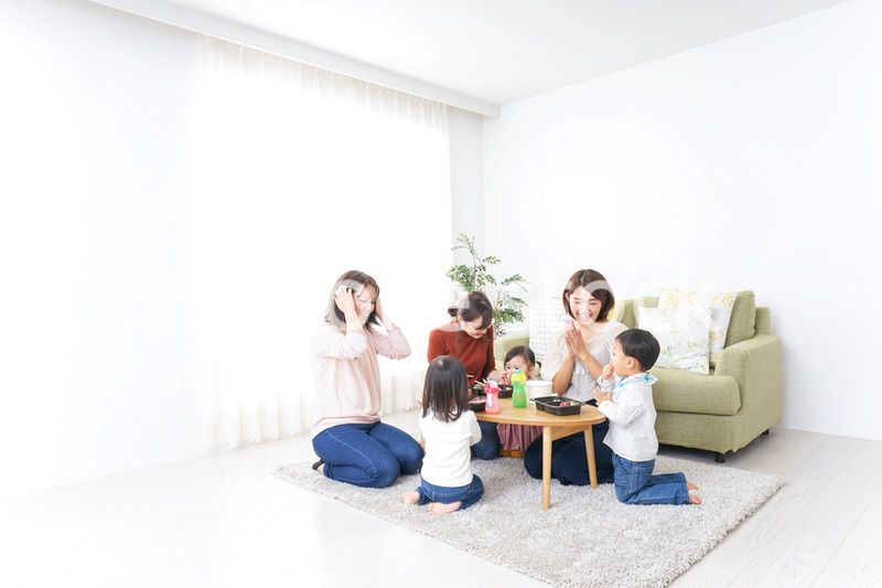 ランチパーティーをするママ友と子供