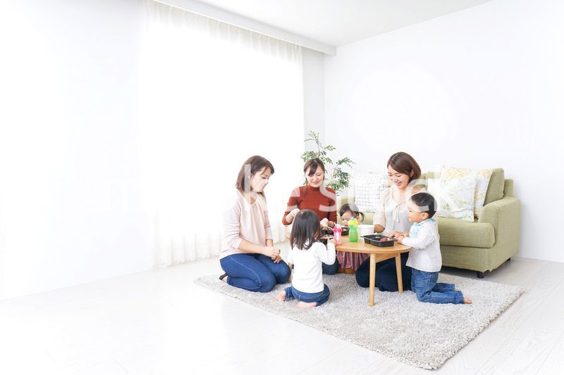 ランチパーティーをするママ友と子供