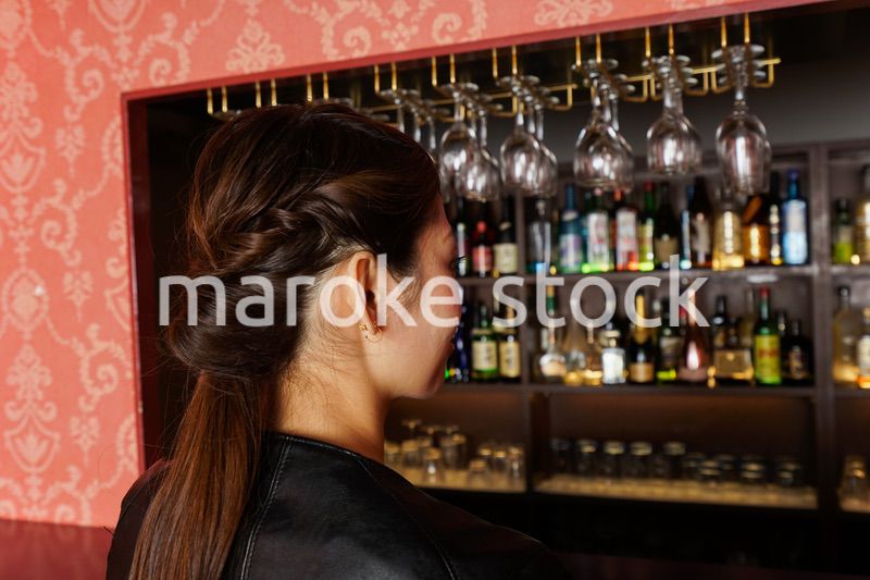バーに座る女性