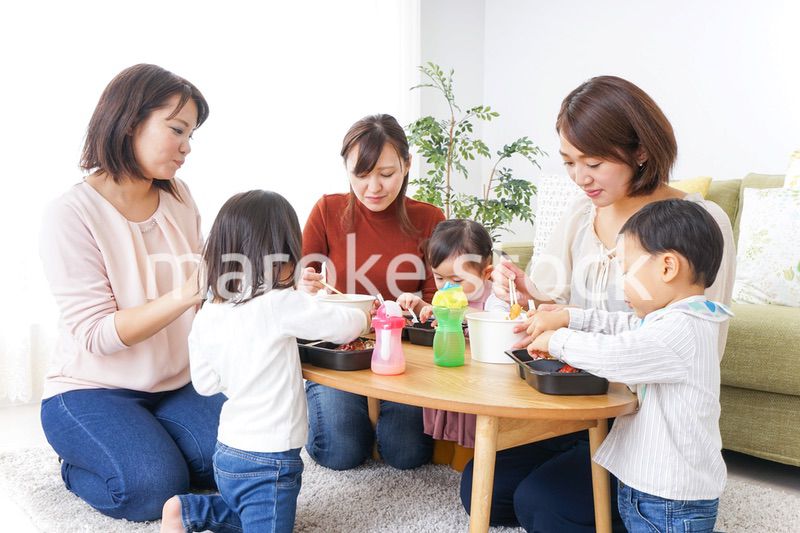 ランチパーティーをするママ友と子供